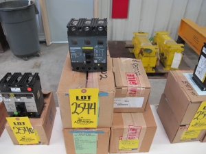 LOT (4) BREAKERS, CIRCUIT TYPE, 40 AMP RATING, 600 AC VOLT RATING, 3 POLE, THERMAL MAGNETIC KIND. MOLDED CASE, 25KA INTERRUPTING RATING AT 480VAC, PART # FHL36040V (W-44) LOADING & HANDLING FEE $5-